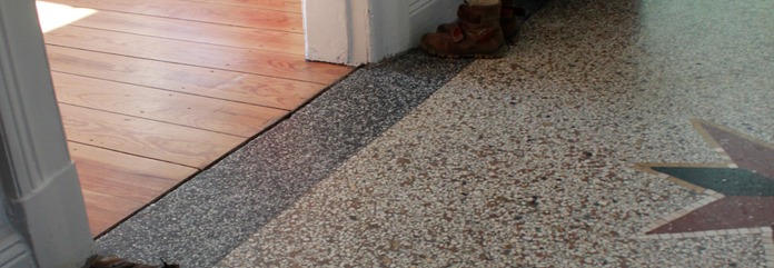 Restaurierter Terrazzoboden mit umlaufendem Fries und Mosaik
